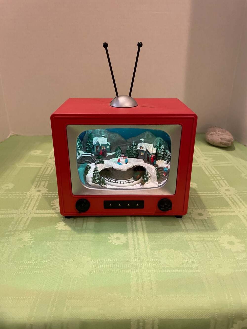 Red Retro Musical Light Up TV Christmas Decoration Changes Color - Music TESTED!